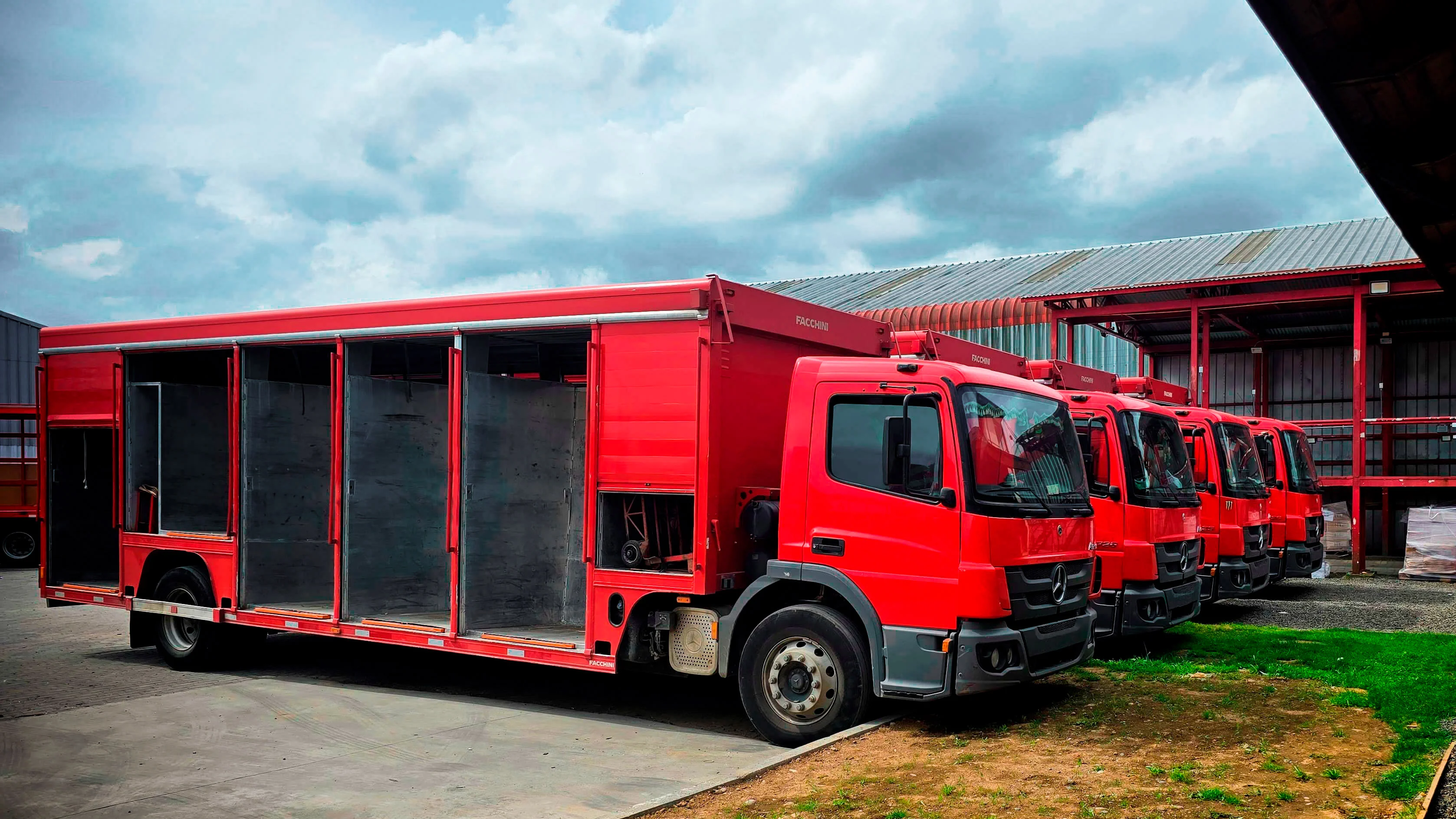 Flota de camiones de Transportes Martínez