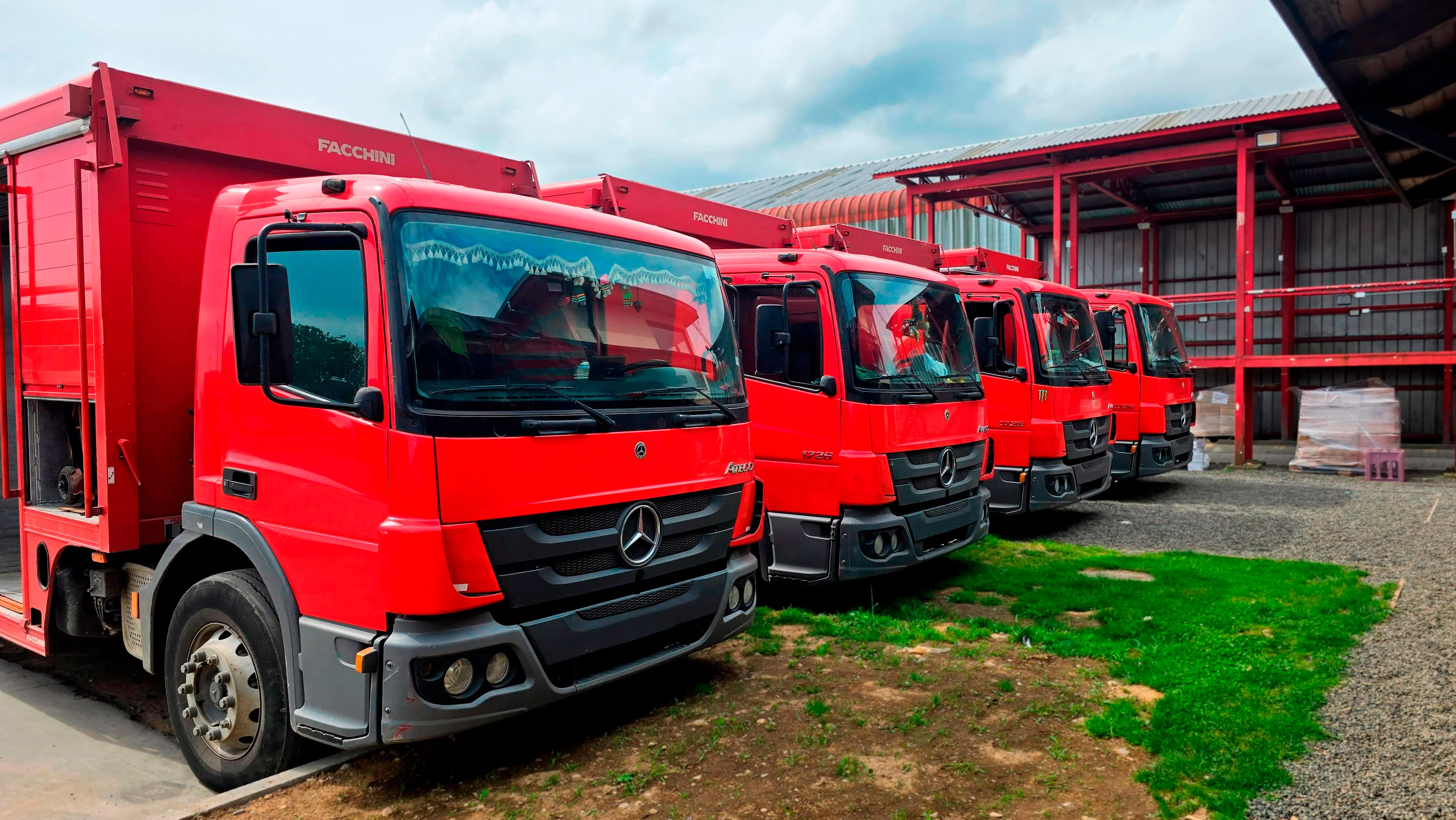 Flota de camiones de Transportes Martínez